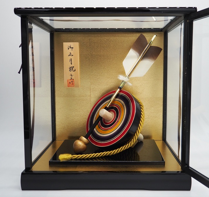 創業明治11年の人形専門店。寿月すみたやのお正月飾り。独楽飾り