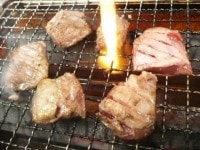超おすすめ　交雑　裏サンカク　牛カルビ　（バラ凍結）　　２００g|牛肉