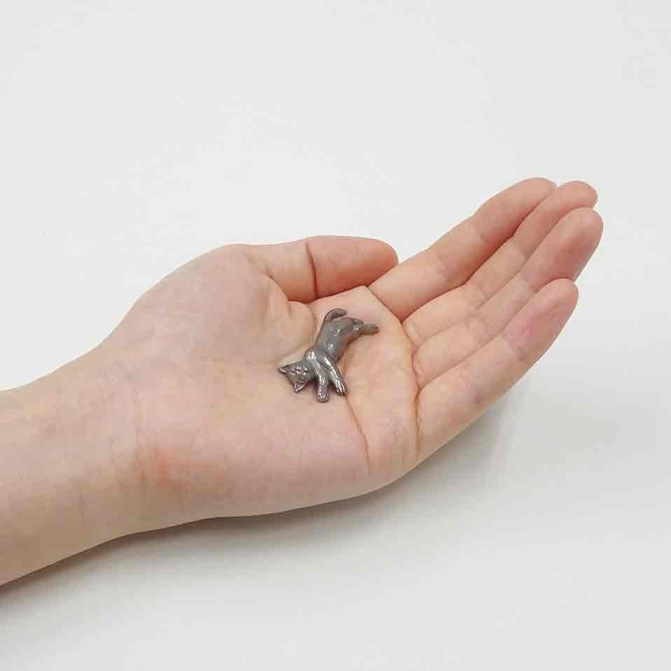 ねているネコ(小)