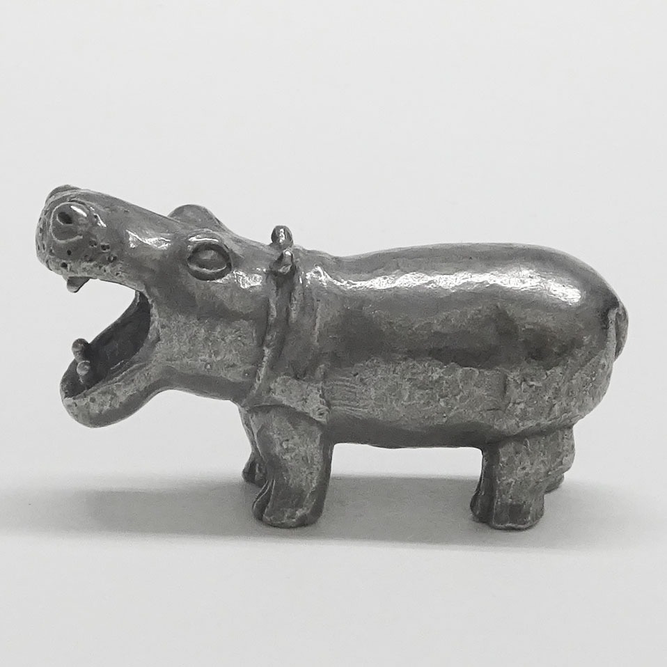 口を開けた子どもカバ(中)