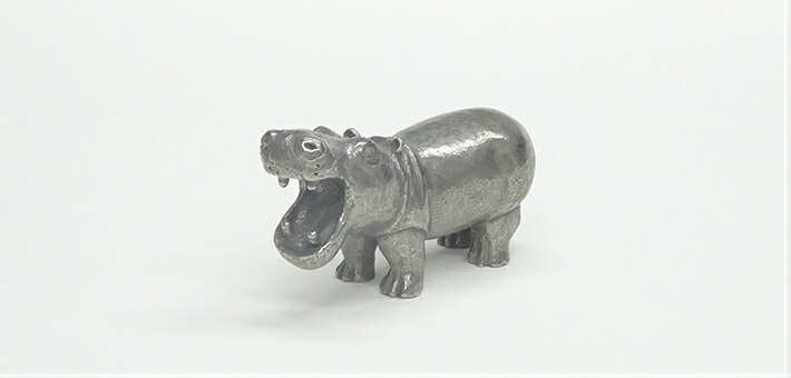 口を開けた子どもカバ(中)