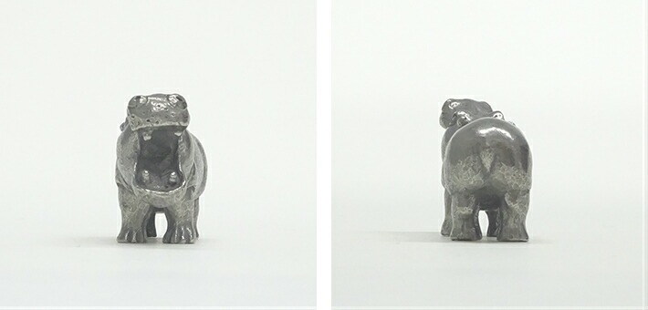 口を開けた子どもカバ(中)