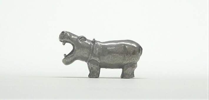 口を開けた子どもカバ(中)