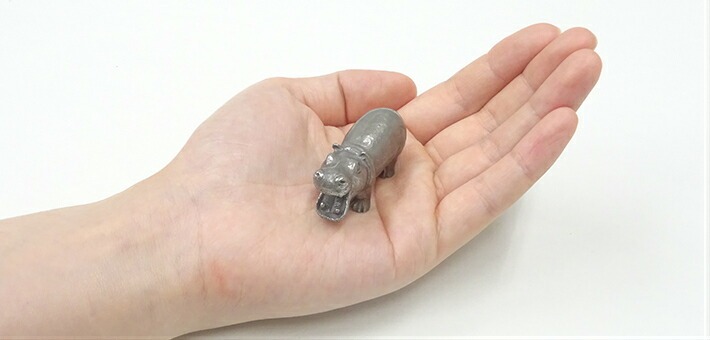 口を開けた子どもカバ(中)