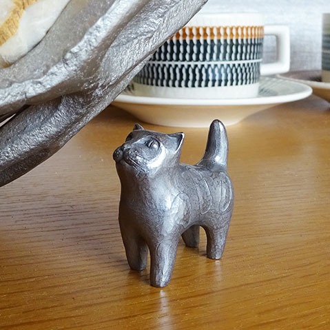 うわむきネコ
