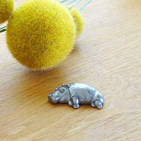 ねている子どもカバ(小)