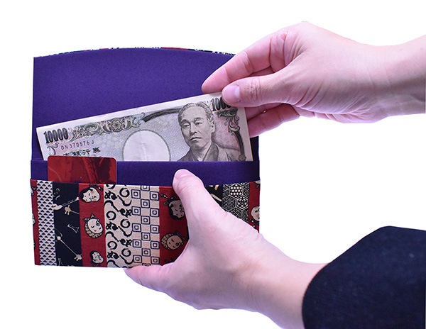 カードが入っている仕切りはお札を入れている仕切りと同じ幅で、写真では深さをわかりやすくするためカードを縦に入れています。