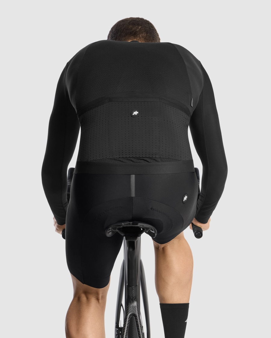 ASSOS EQUIPE RS RACING サイクリングウェア ASSOS EQUIPE RS RACING サイクリングウェア アソスの世界観を表
