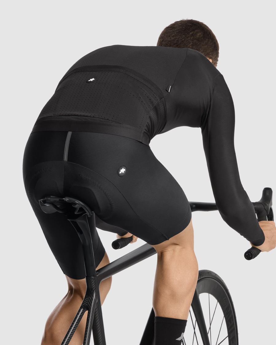 ASSOS EQUIPE RS RACING サイクリングウェア アソス 肌寒い季節に対応するEQUIPE RSコレクションの春秋モデル