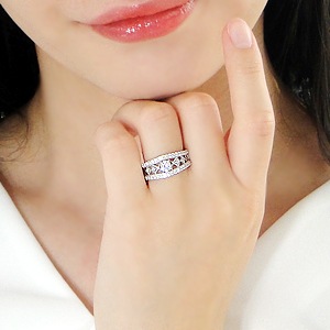 pt900 ゴージャス ダイヤモンド リング【0.76ct】中石0.3ctの大粒ダイヤ