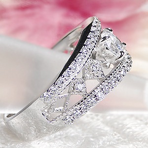 pt900 ゴージャス ダイヤモンド リング【0.76ct】中石0.3ctの大粒ダイヤ