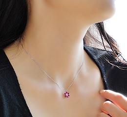 pt900 ルビー フラワーペンダント