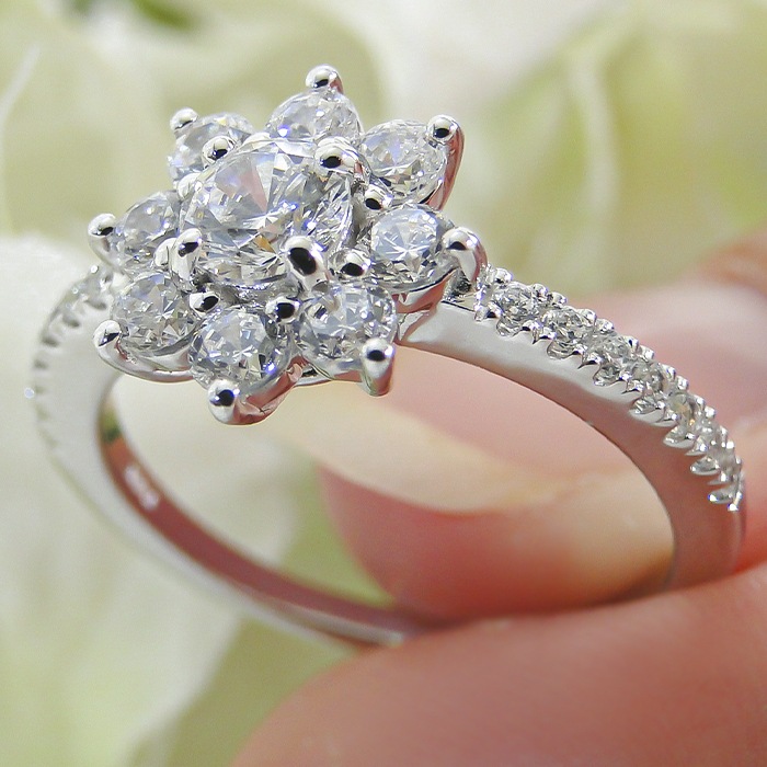 【Pt950】1.0ct ダイヤモンド フラワーリング【センター石 央宝石研究所ソーティング付】
