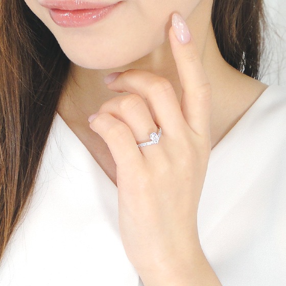 Pt950 中石0.3ct 付きV字ダイヤモンドリング リング【0.55ct】