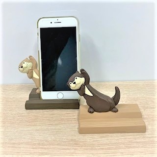 【つむぎ⭐︎ショップ】さま専用　SHARP AQUOS13インチ ひょっこりカワウソスマホスタンド (ラテ/チョコ） | サンシャイン