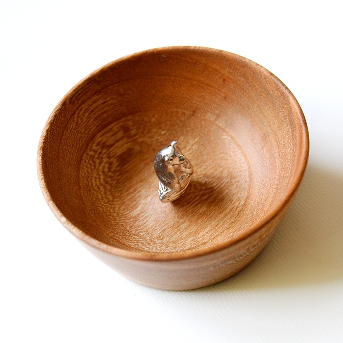 SHIROKANのボウル<br />くまのナッツプール<br>錫/ケヤキ