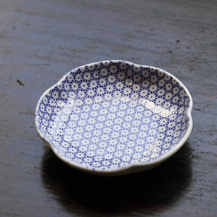 東屋の豆皿<br />印判 梅<br />製造 白岳窯 長崎県波佐見町