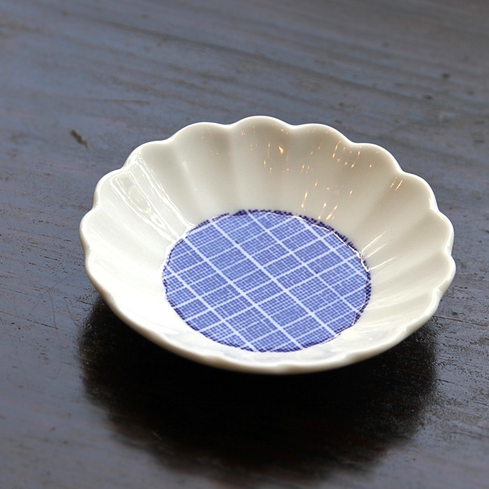 東屋の豆皿<br />印判　たんぽぽ<br />製造　白岳窯　長崎県波佐見町