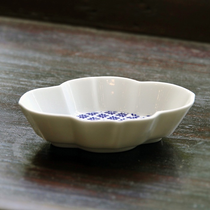 東屋の豆皿<br />印判　木瓜<br />製造　白岳窯　長崎県波佐見町