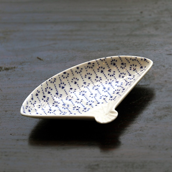 東屋の豆皿<br />印判　扇<br />製造　白岳窯　長崎県波佐見町