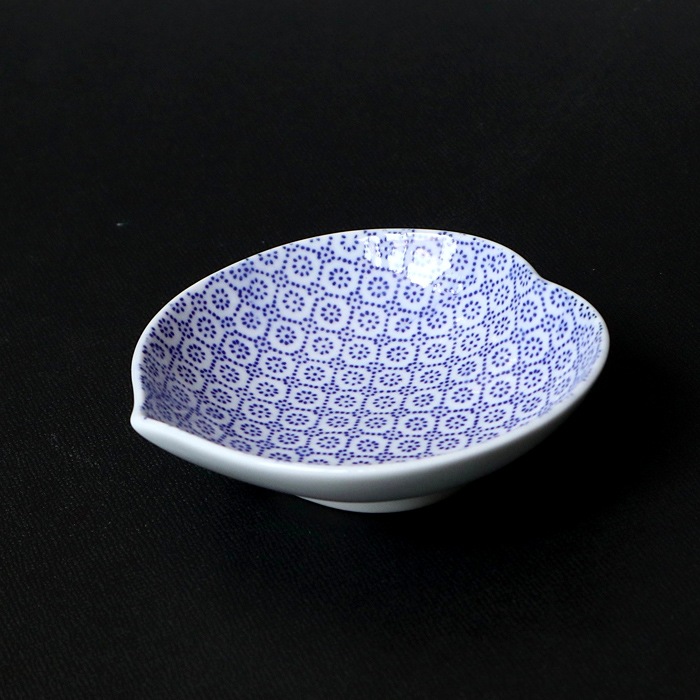 東屋の豆皿<br />印判　桃<br />製造　白岳窯　長崎県波佐見町