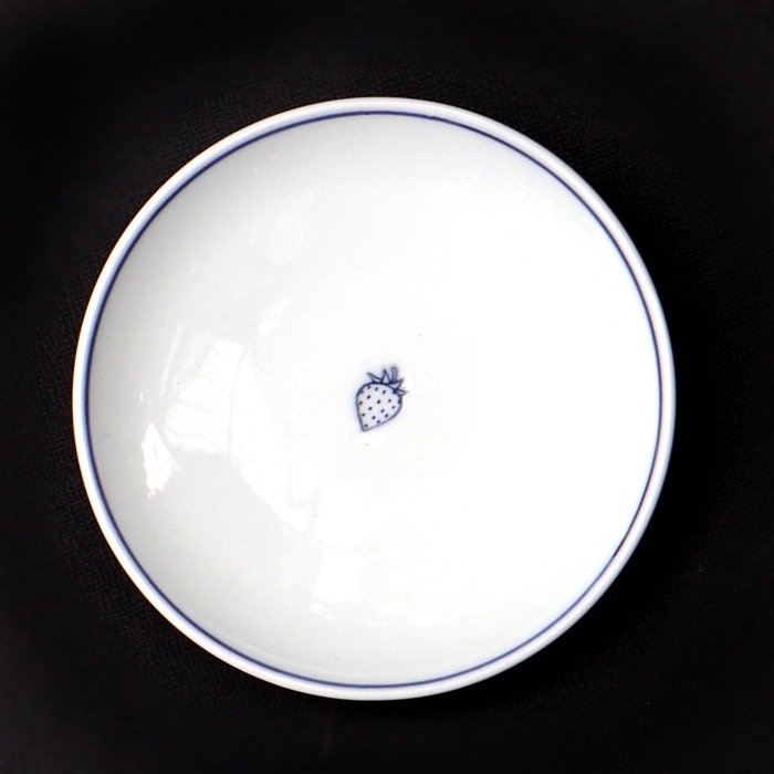 東屋の小皿<br />藍九谷プチ印手　イチゴ