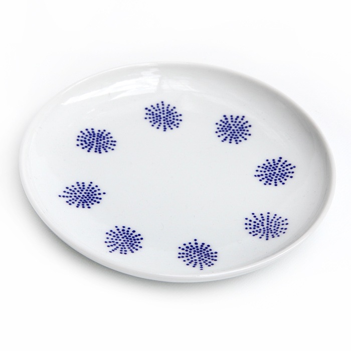 東屋の小皿<br />印判 唐松<br />製造 光春窯 長崎県波佐見町