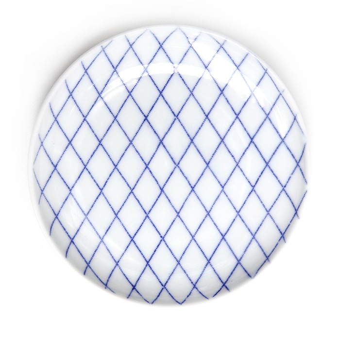 東屋の小皿<br />印判 引網<br />製造 光春窯 長崎県波佐見町