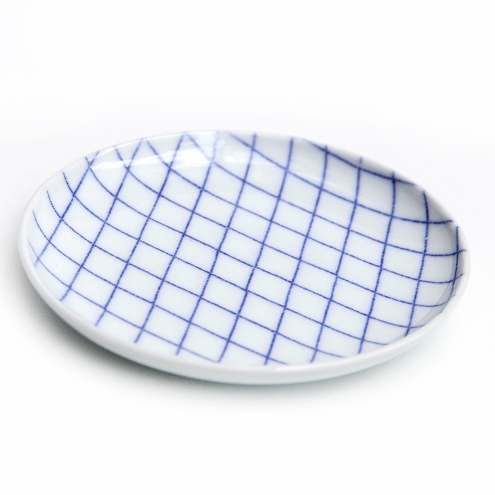 東屋の小皿<br />印判 引網<br />製造 光春窯 長崎県波佐見町