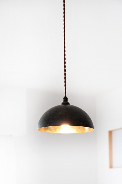 FUTAGAMI真鍮のペンダントランプ鋳肌・半球 鍛金仕上げ 黒ムラ仕上げ