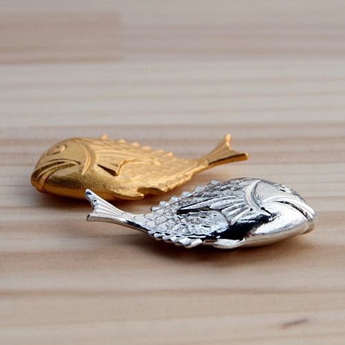【海】純銀　鯛形　箸置き　2個　銀製　銀製品　銀器　台所用品　置物　重量約28g 海】純銀 鯛形 箸置き 2個 銀製 銀製品 銀器 台所用品 置物 重量約