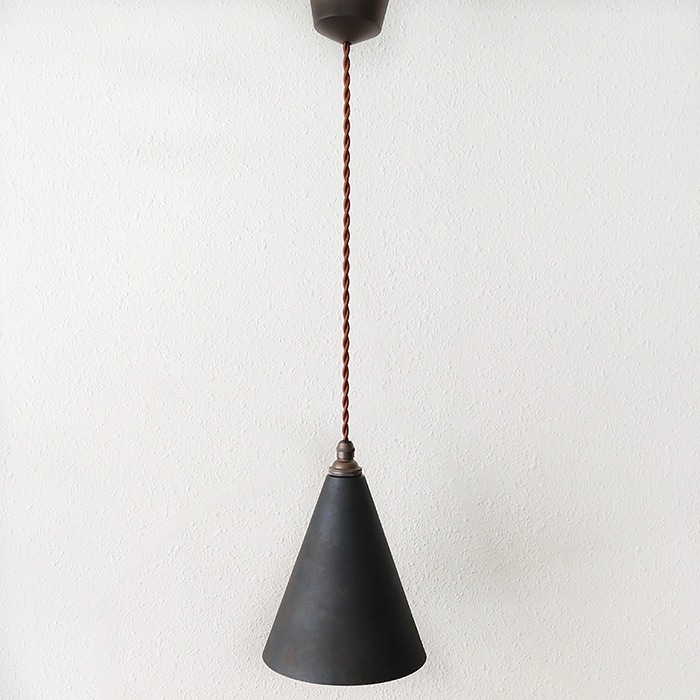 FUTAGAMI 真鍮のペンダントランプ 鋳肌・円錐 長 黒ムラ仕上げ 削り