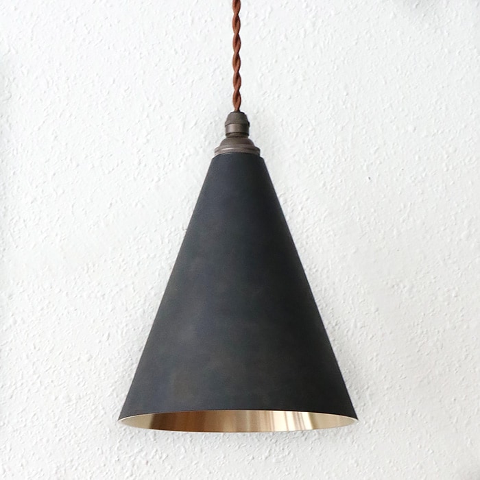 FUTAGAMI 真鍮のペンダントランプ 鋳肌・円錐 長 黒ムラ仕上げ 削り