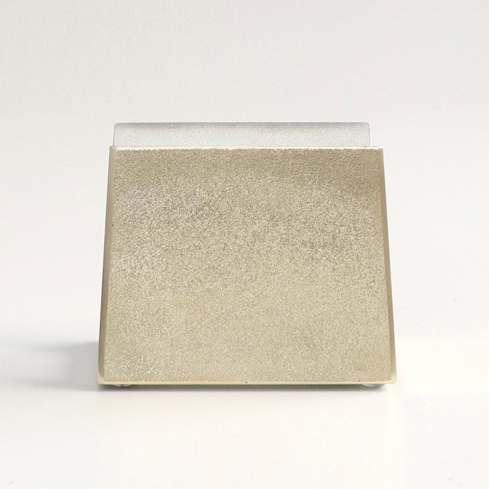 FUTAGAMI<br />真鍮の生活用品 <br />真鍮のまな板立て