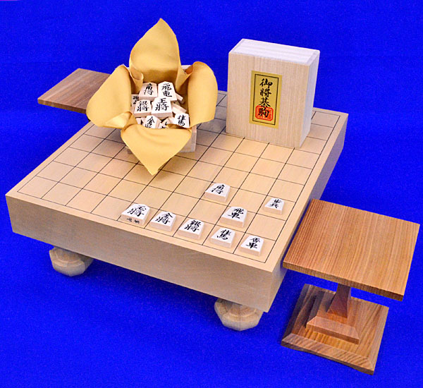 ★値下げ【未使用】新桂2寸足付将棋盤セット(白椿上彫駒) Amazon | 将棋セット 新桂2寸足付将棋盤と白椿上彫駒のセット