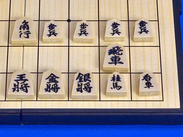 ＃将棋 Amazon | 将棋盤セット 実用新案蝶番のない棋になる折将棋盤と