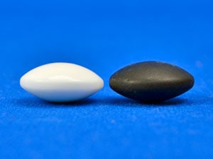 楽天市場】連珠用碁石(白75粒・黒75粒) 蛤碁石 22号 実用(厚み