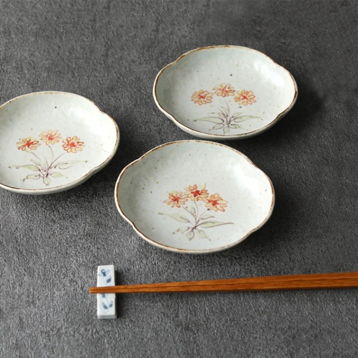 佐藤もも子｜色絵青瓷三花文陽刻木瓜小皿 | 趣佳[syuca.jp] オンライン