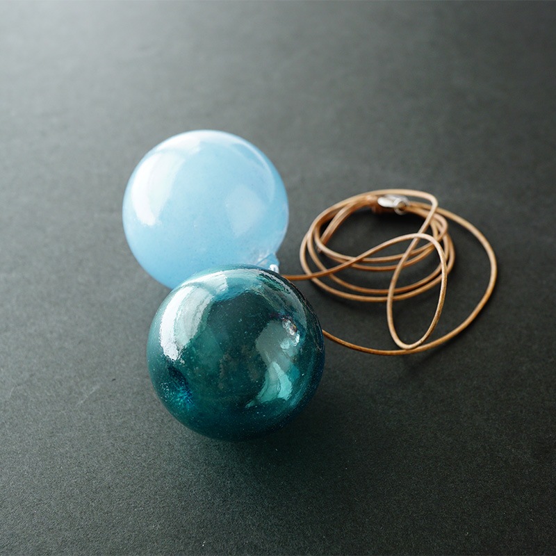 オカベマキコ　しゃぼんネックレス オカベマキコ｜しゃぼんネックレス（皮紐・2玉） | 趣佳[syuca.jp