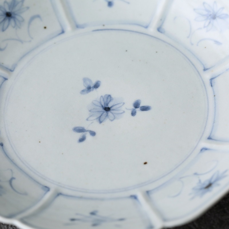 佐藤もも子｜染付芙蓉手菊花文六寸八弁花皿 | 趣佳[syuca.jp