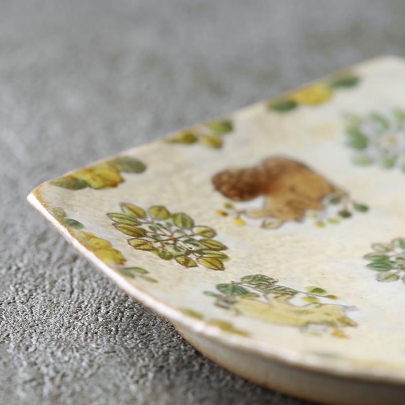 岳中爽果｜角皿 小 動物×草木実 格子 上絵付け 白マット | 趣佳[syuca