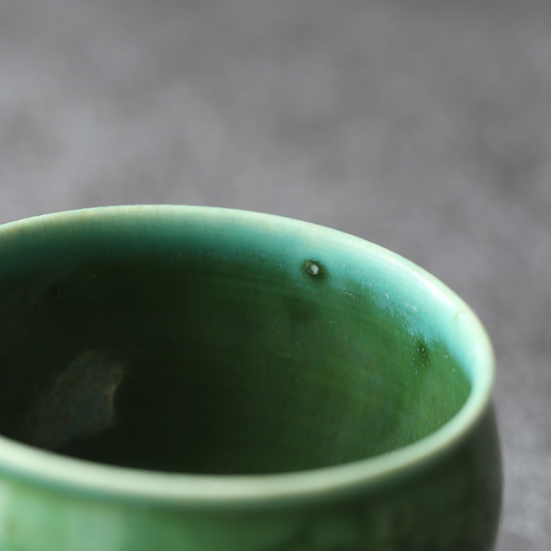 岳中爽果｜ぐい呑み 動物正面顔×草木実花 線刻 織部 | 趣佳[syuca.jp