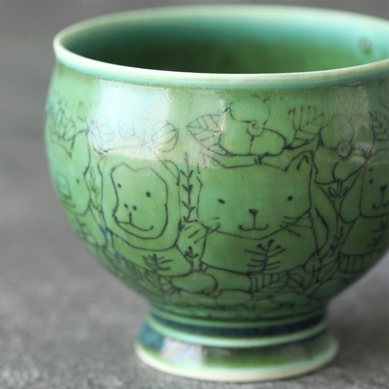 岳中爽果｜ぐい呑み 動物正面顔×草木実花 線刻 織部 | 趣佳[syuca.jp