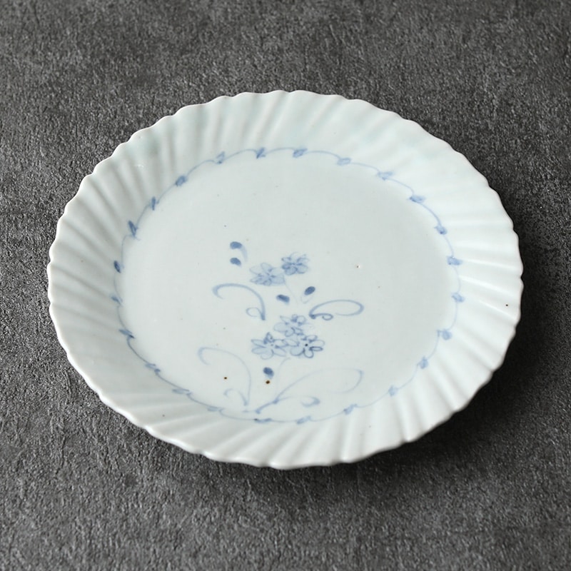 佐藤もも子｜染付草花文五寸捻輪花リム皿 | 趣佳[syuca.jp] オンライン