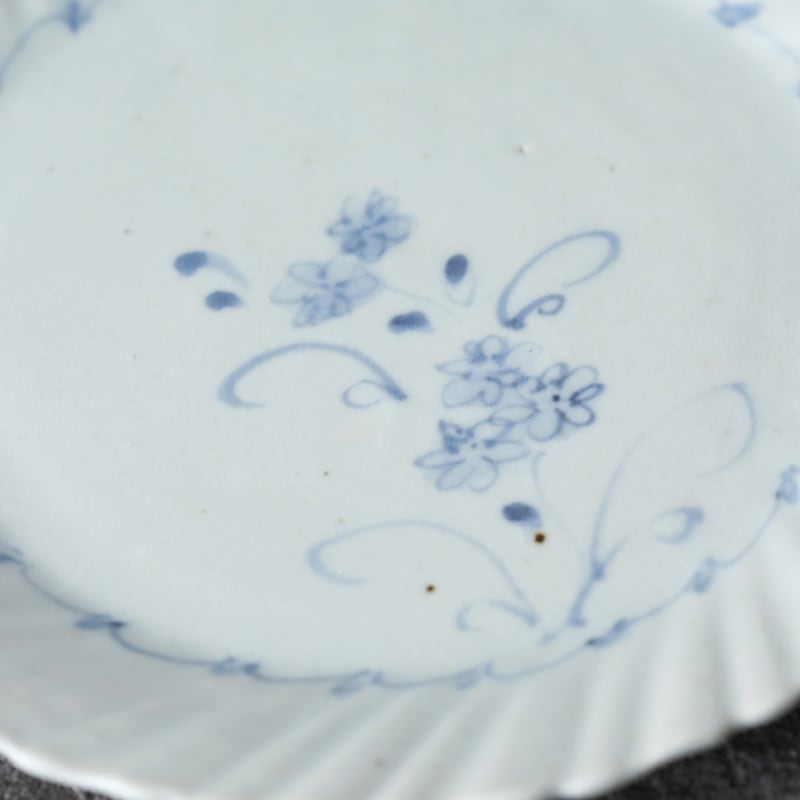 佐藤もも子｜染付草花文五寸捻輪花リム皿 | 趣佳[syuca.jp] オンライン