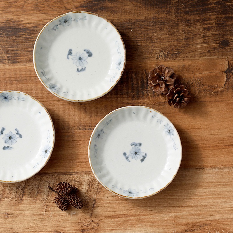 佐藤もも子 染付三方菊花文鎬豆皿 趣佳 Syuca Jp オンラインショップ 通信販売