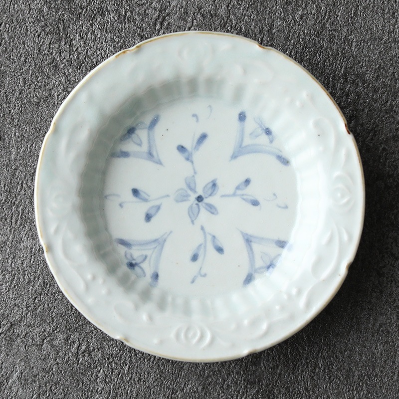 佐藤もも子｜染付花文陽刻文四寸輪花リム皿 | 趣佳[syuca.jp