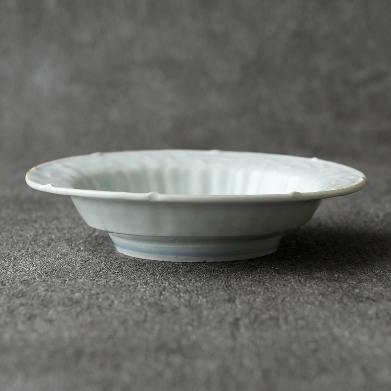 佐藤もも子｜染付花文陽刻文四寸輪花リム皿 | 趣佳[syuca.jp