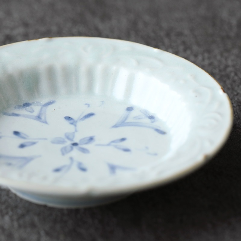 佐藤もも子｜染付花文陽刻文四寸輪花リム皿 | 趣佳[syuca.jp