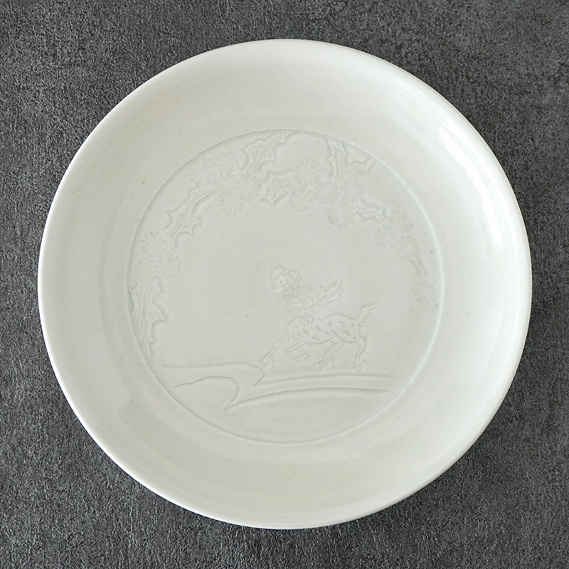 阿部春弥｜白磁 陰刻鹿松文皿 | 趣佳[syuca.jp] オンラインショップ